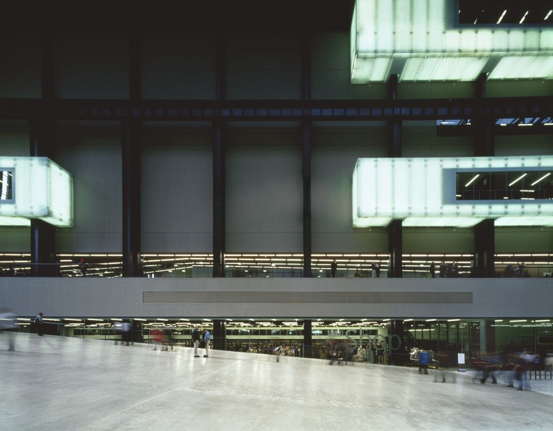 Galeria Tate Modern w Londynie - architekci zachowali wiele oryginalnych cech elektrowni, w tym potężną przestronność hali głównej, która została zaadoptowana na ogromną przestrzeń wystawienniczą