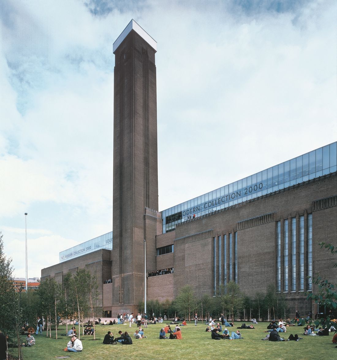 Galeria Tate Modern w Londynie - główną zmianą w zewnętrznej strukturze budynku było dodanie dwupiętrowej, szklanej przestrzeni na jednej połowie dachu