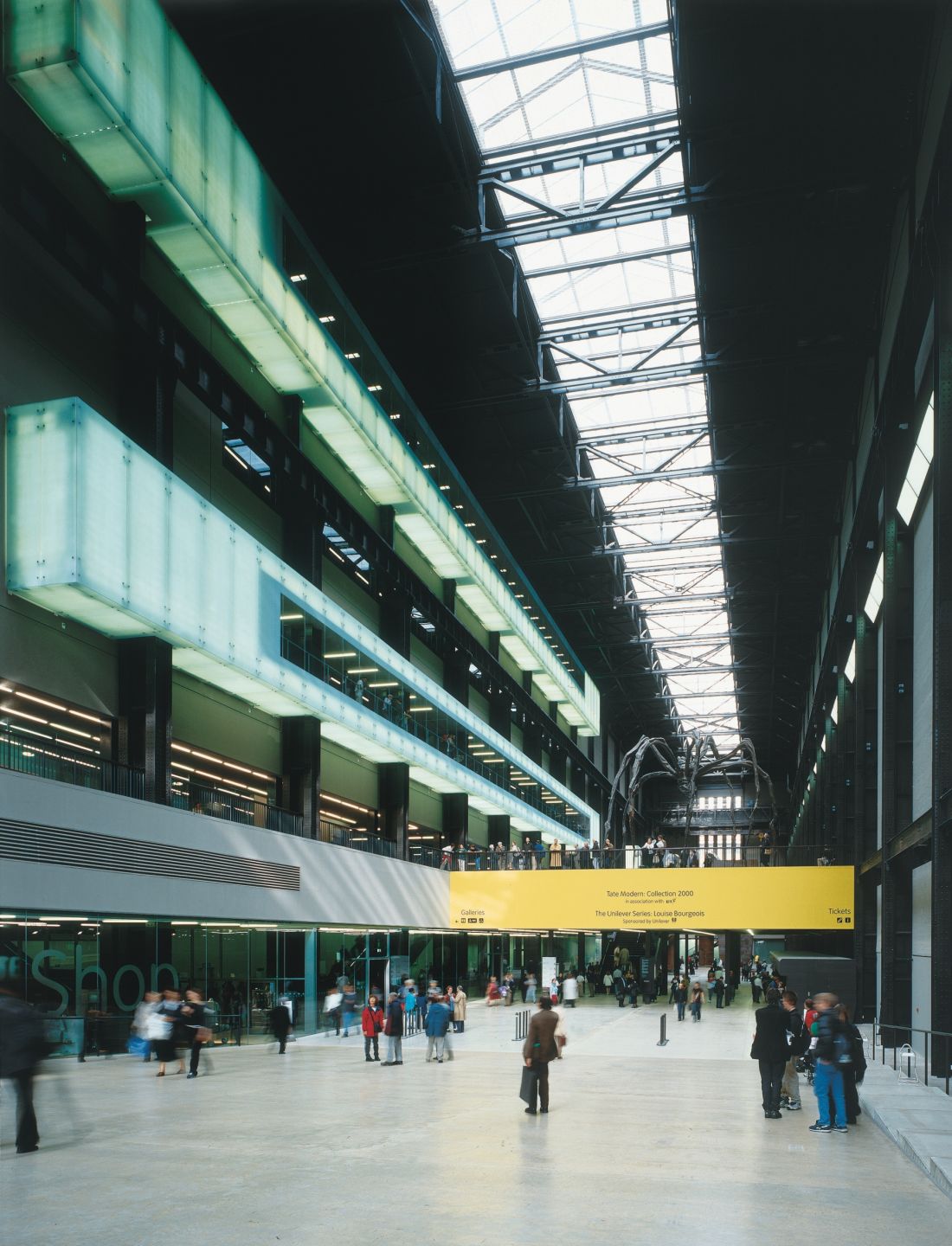 Galeria Tate Modern w Londynie - hala turbin to przestrzeń o wysokości trzech pięter, której surowe, przemysłowe wykończenie współgra z modernistycznymi interwencjami