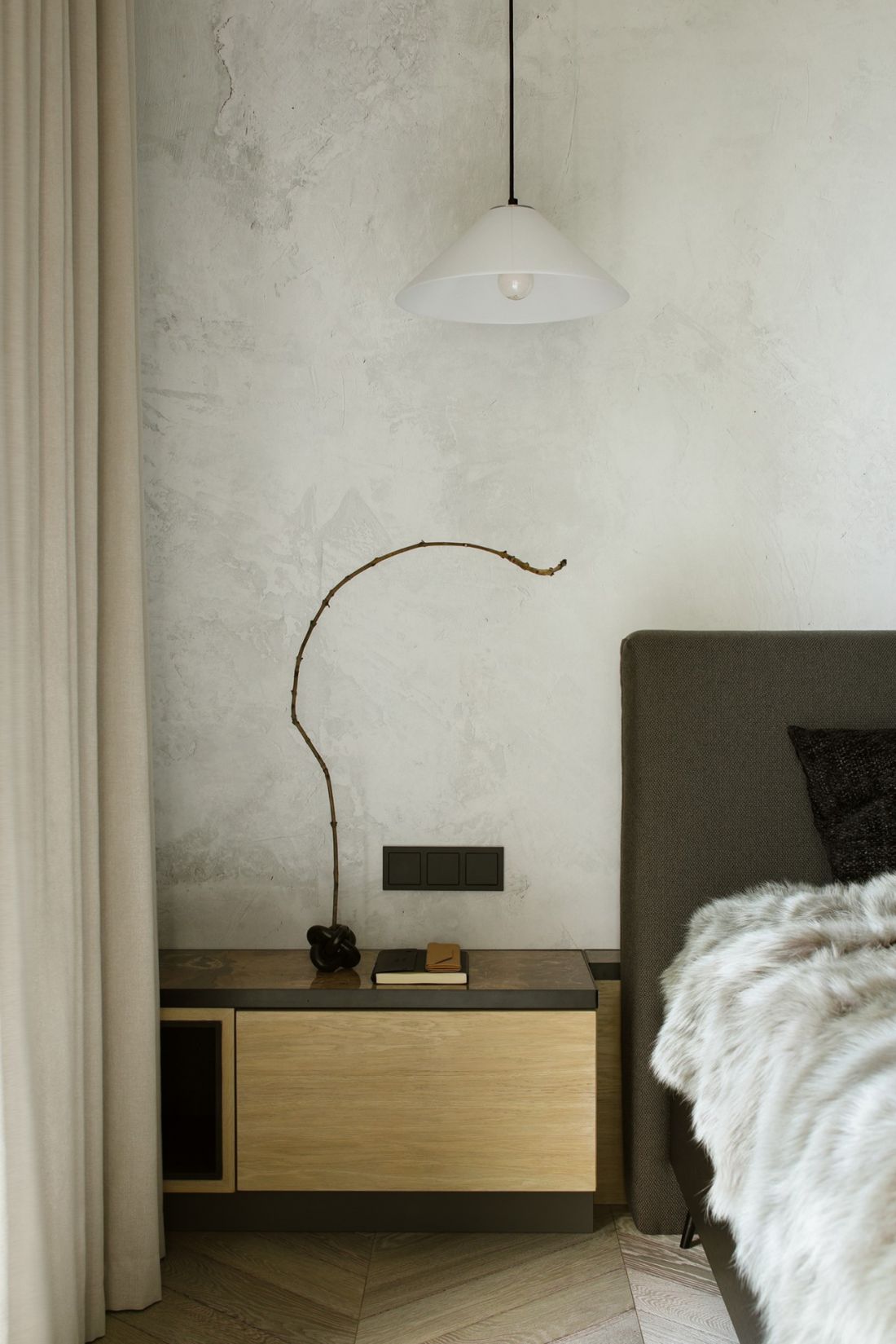 Lampa z czarnym przewodem „dociąża” jasną część ściany