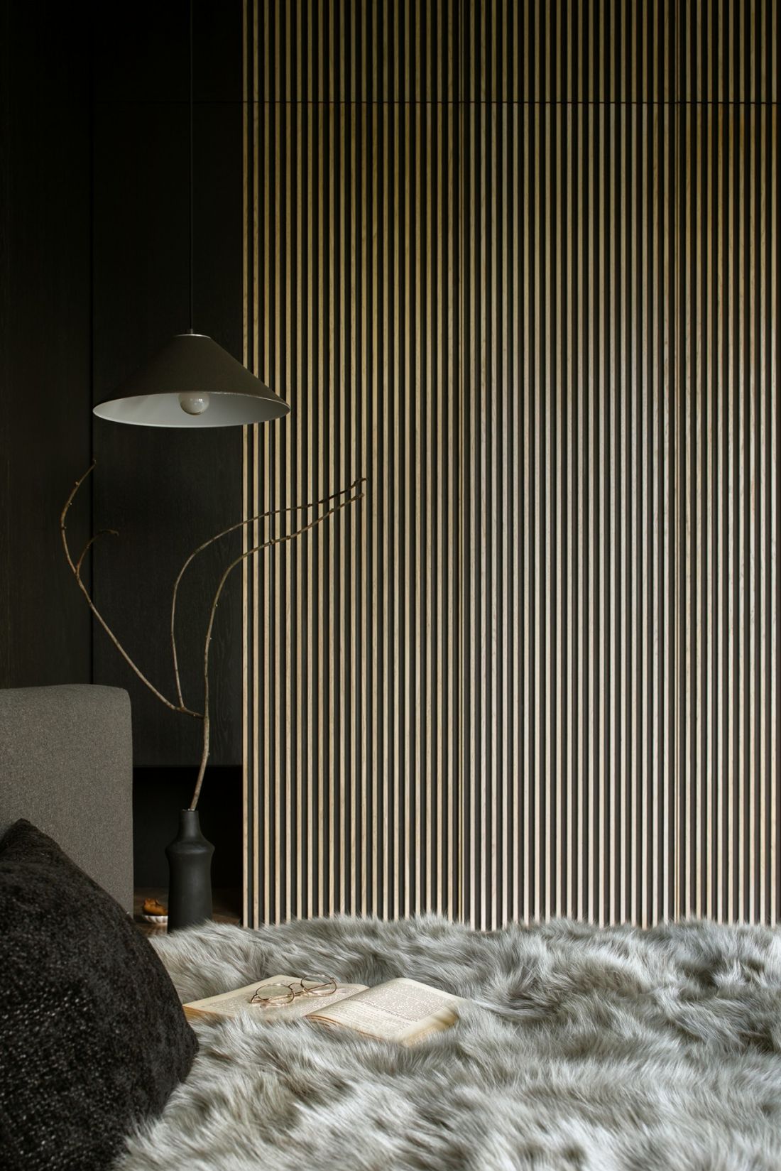 Ryflowany panel został wykonany z barwionego w masie surowego MDF-u