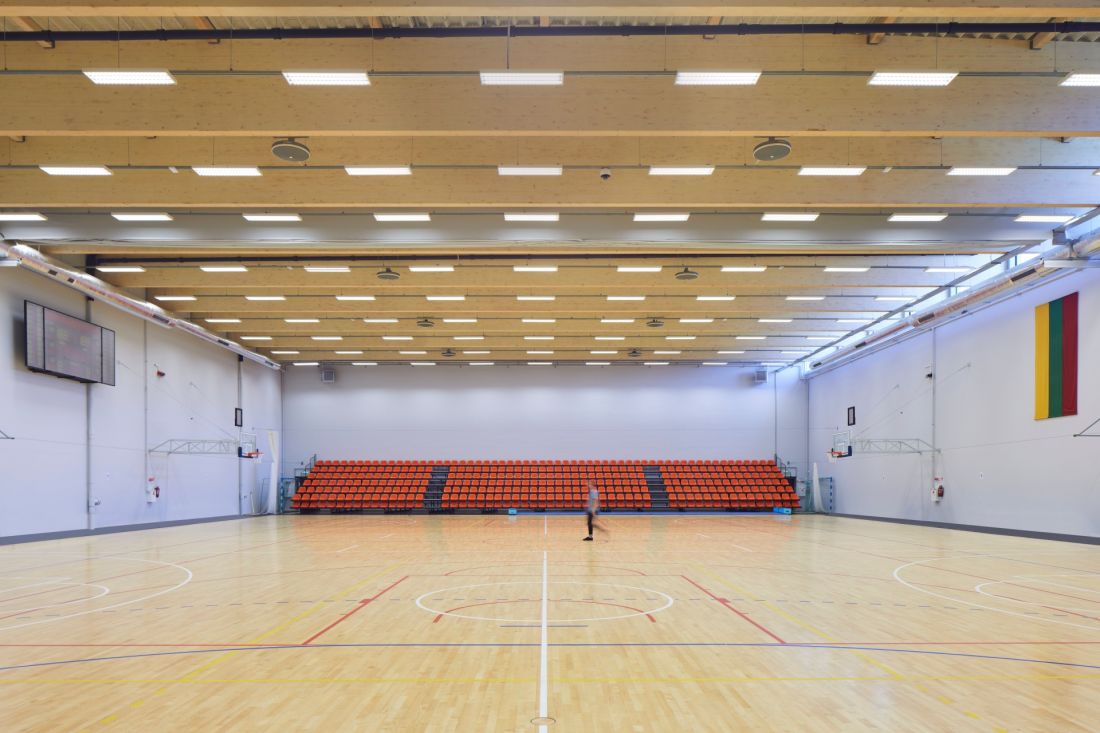 Centrum treningowe dla sportowców w Druskiennikach na Litwie - główna hala została zaprojektowana jako przestrzeń wielofunkcyjna