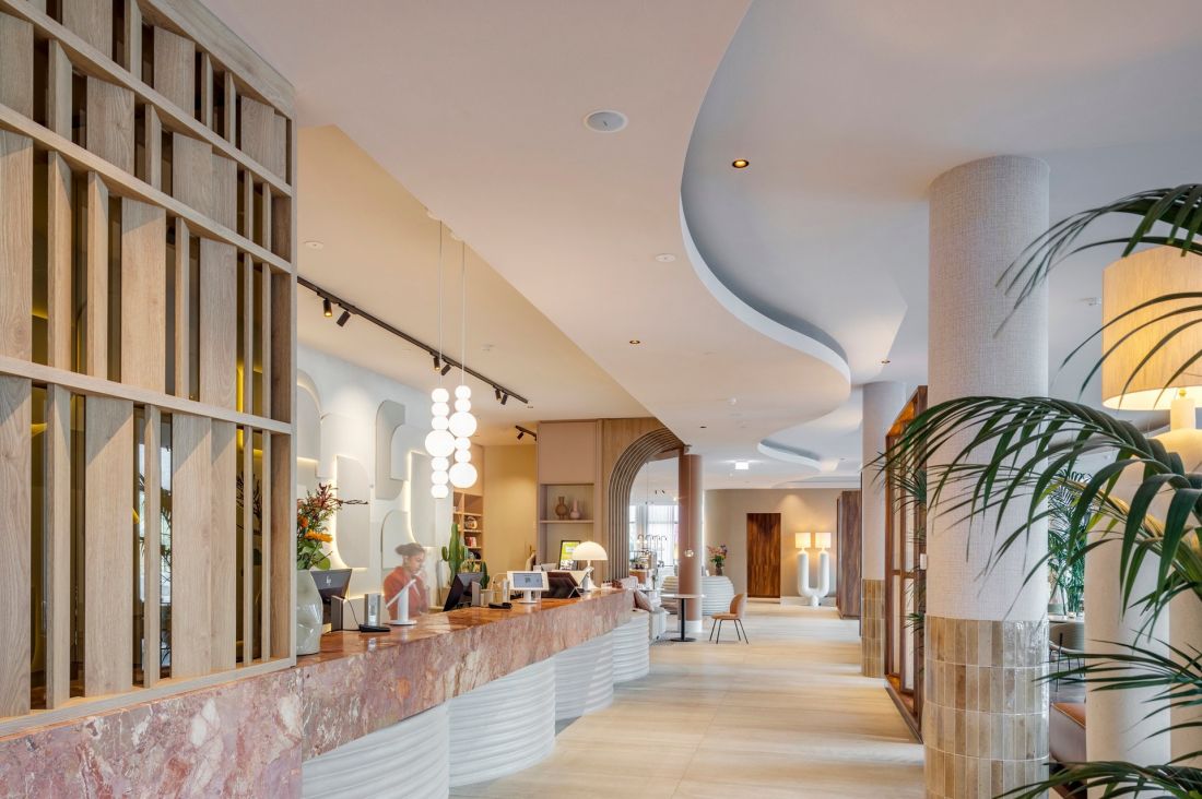 Lobby hotelowe choć duże, nie musi przytłaczać pogłosem i echem odbijających się dźwięków. Na suficie lub ścianach zainstalować można akustyczne, designerskie sufity, a na ścianach okładziny ścienne Heradesign