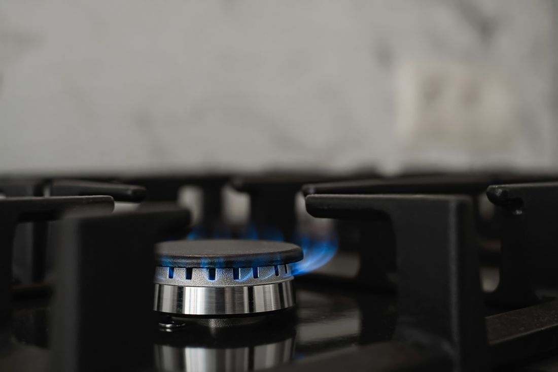 Montaż płyty grzewczej wymaga dostosowania do jej rodzaju - płyty gazowe muszą być instalowane przez specjalistę, a indukcyjne i elektryczne wymagają odpowiedniego podłączenia do sieci