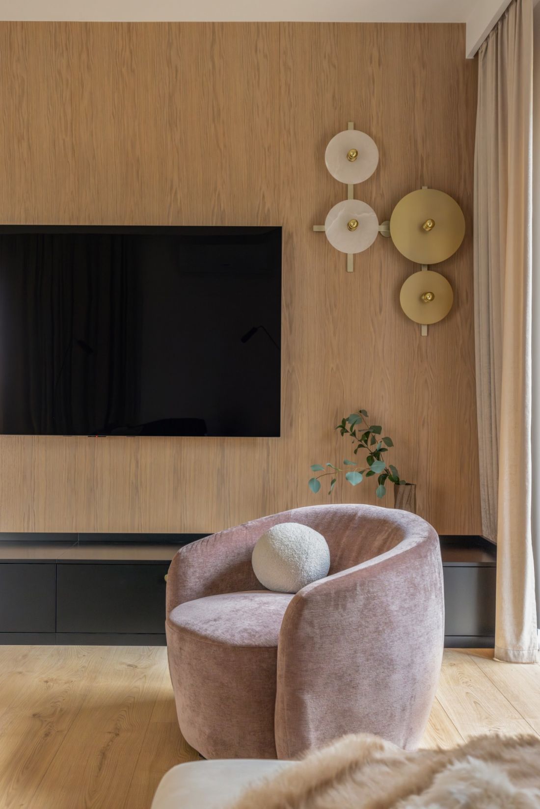 W części telewizyjnej stanął fioletowy fotel