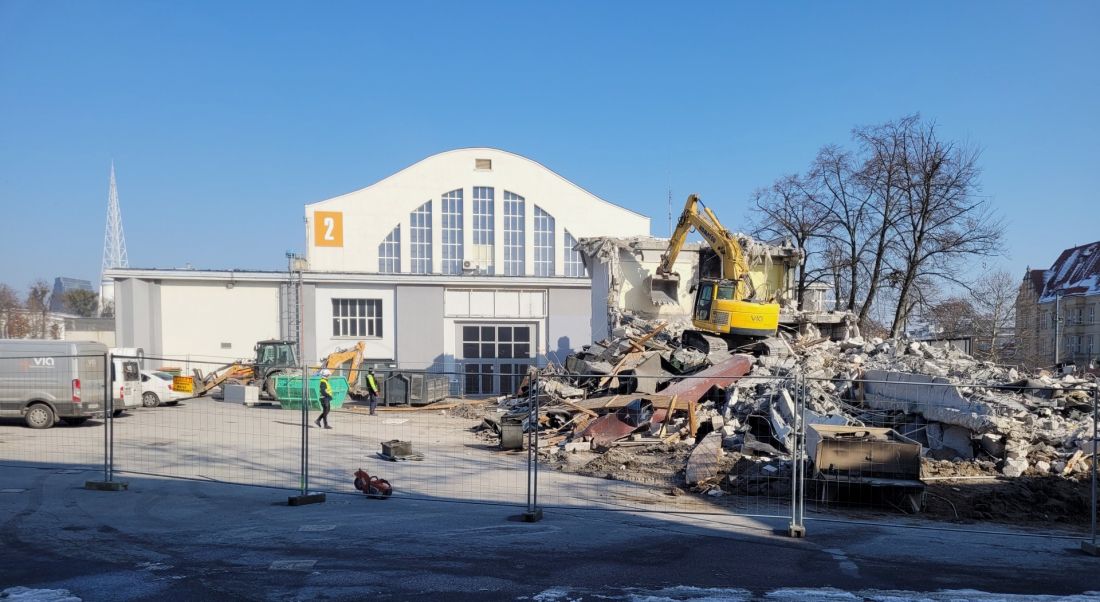 wyburzanie pawilonu po barze McDonald