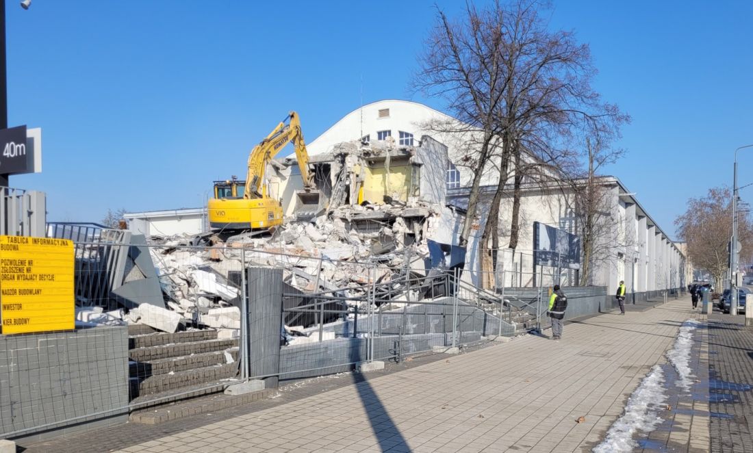 wyburzanie pawilonu po barze McDonald