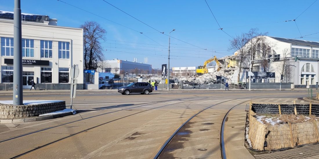 wyburzanie pawilonu po barze McDonald