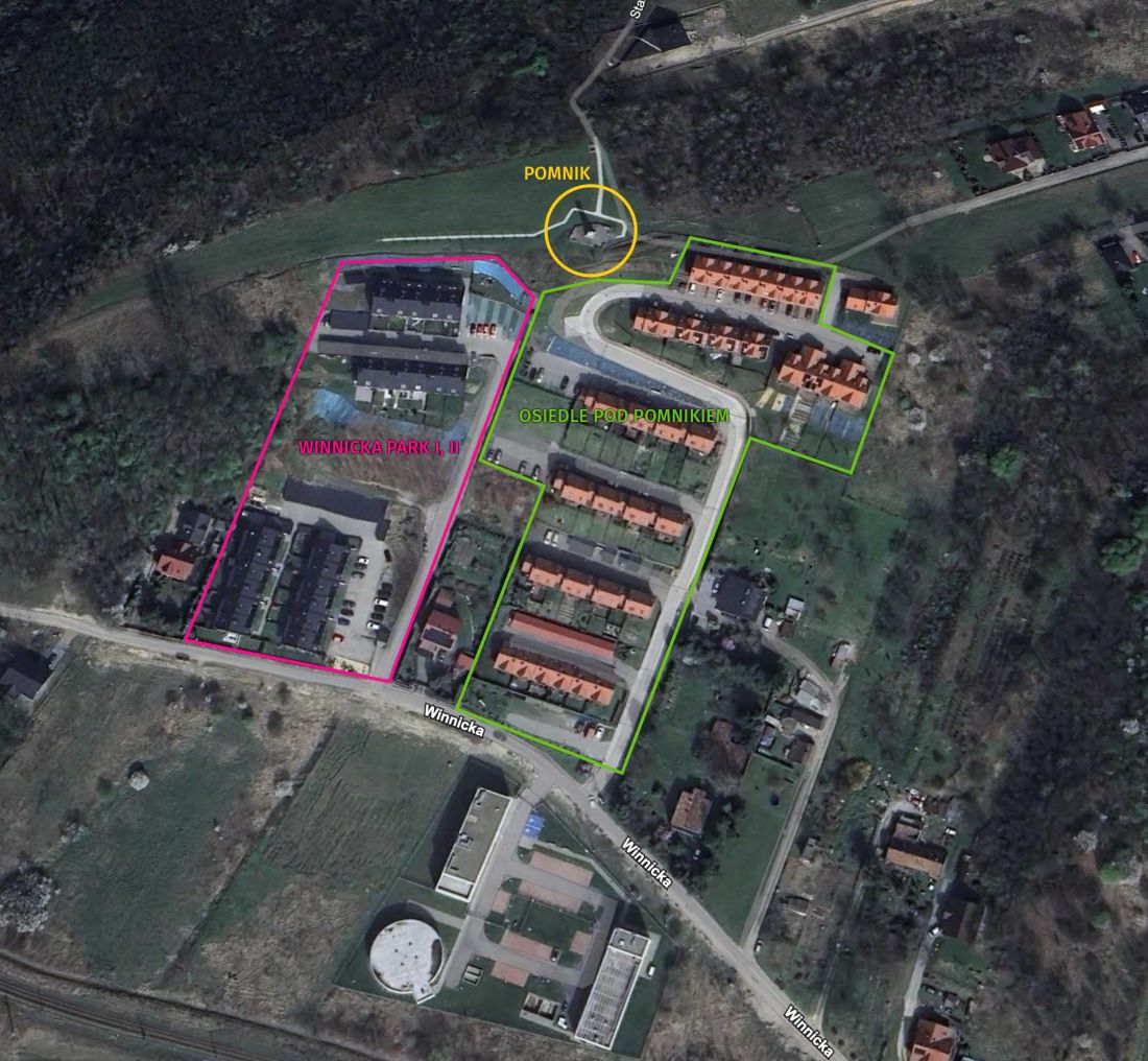 Zrzut ekranu z mapy satelitarnej z oznaczeniem osiedli oraz pomnika
