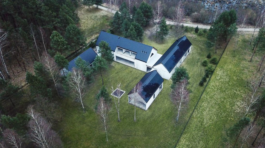 Dom wyposażono m.in. w system smart home, pompę ciepła oraz rekuperację