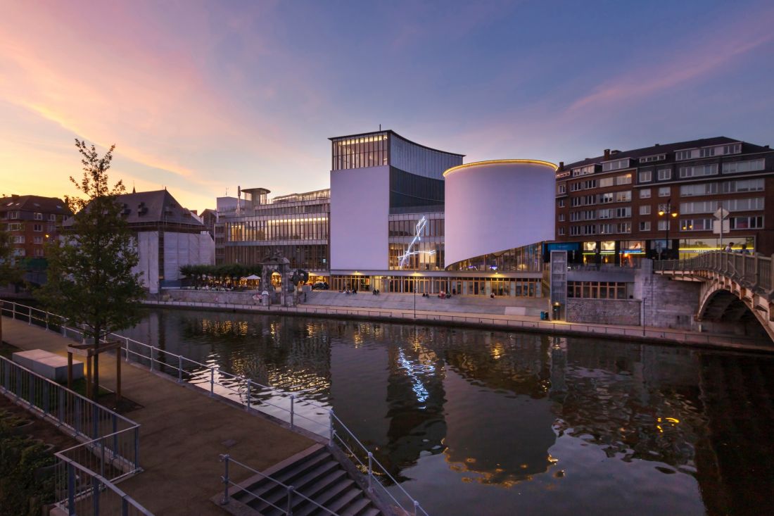 Widok na centrum kulturalne w Namur wieczorem