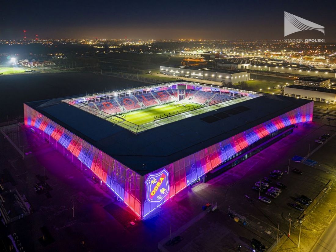 Nocna iluminacja od strony parkingu głównego