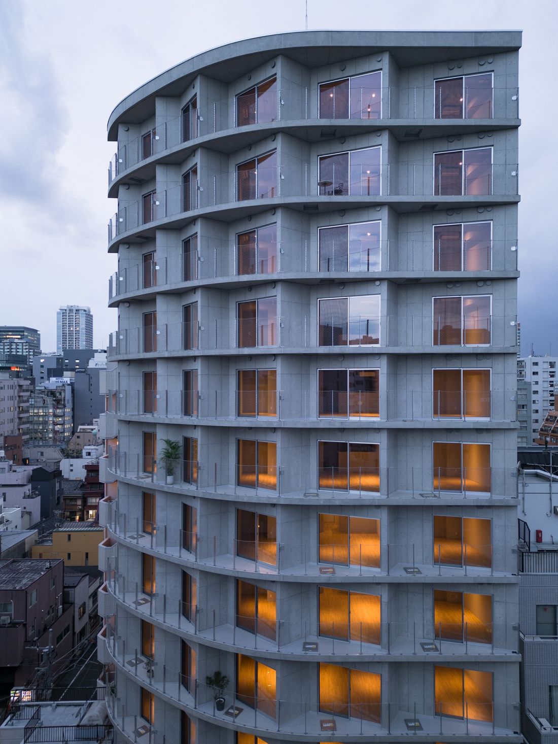 Kompleks apartamentów TOPAZ Shinokachimachi w Tokio - nietypowa forma budynku, przypominająca wachlarz, stanowi odpowiedź na nieregularną tkankę urbanistyczną dzielnicy Shin Okachimachi 