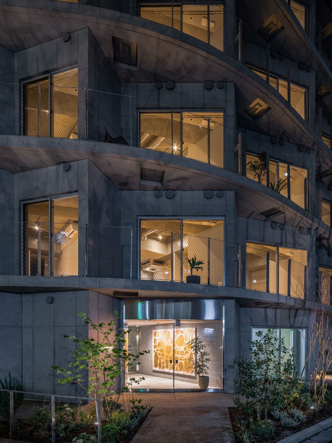 Kompleks apartamentów TOPAZ Shinokachimachi w Tokio - konstrukcja budynku nawiązuje do estetyki brutalizmu 