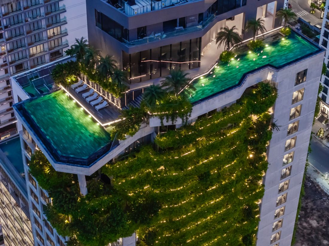 Hotel w Da Nang we Wietnamie - widok z lotu ptaka na ogrody i basen na dachu 