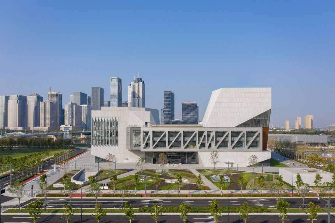 Szkoła im. Juilliard w Tianjinie - południowy plac oferuje przestrzeń dla wydarzeń i występów