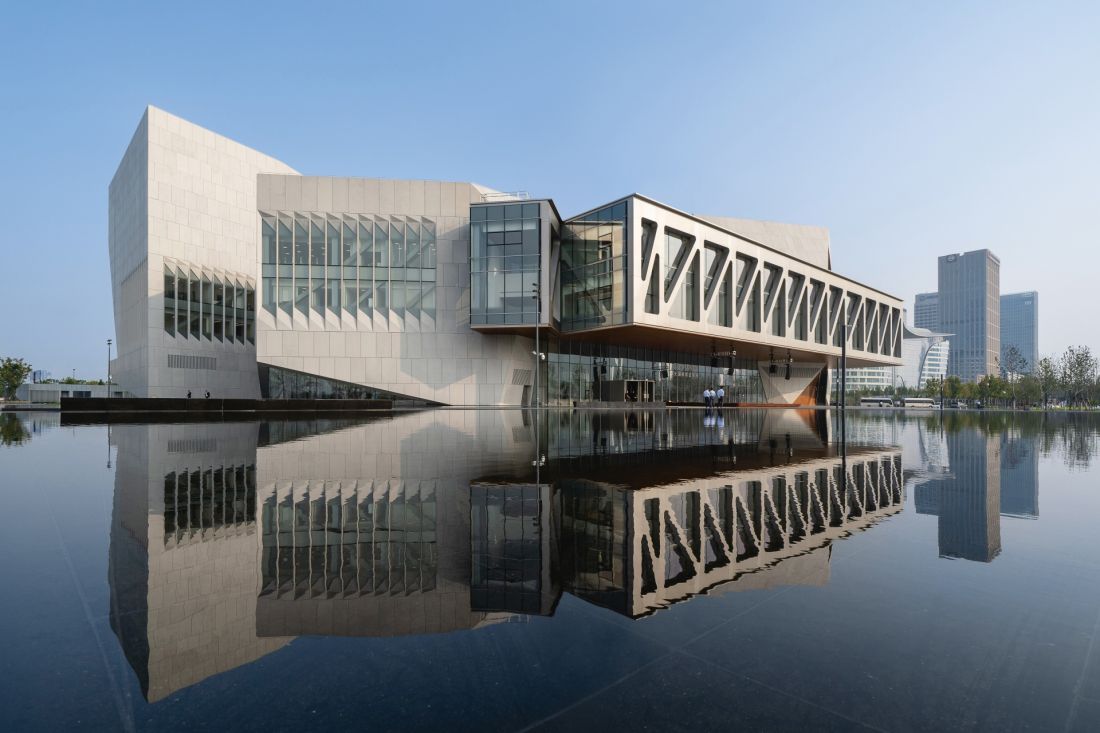 Szkoła im. Juilliard w Tianjinie - bryła budynku składa się z czterech pawilonów o geometrycznej formie, które zostały połączone za pomocą pięciu mostów
