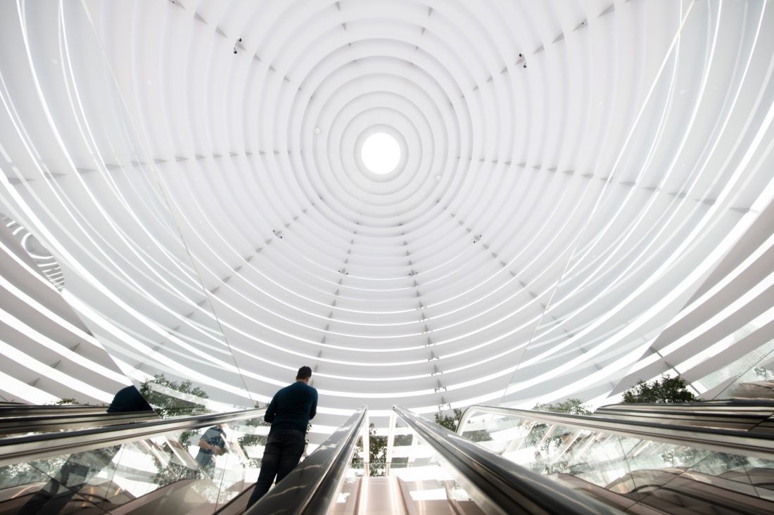 Sklep Apple na nabrzeżu Marina Bay w Singapurze - na szczycie kopuły znajduje się w pełni przeszklony otwór przypominający oculus