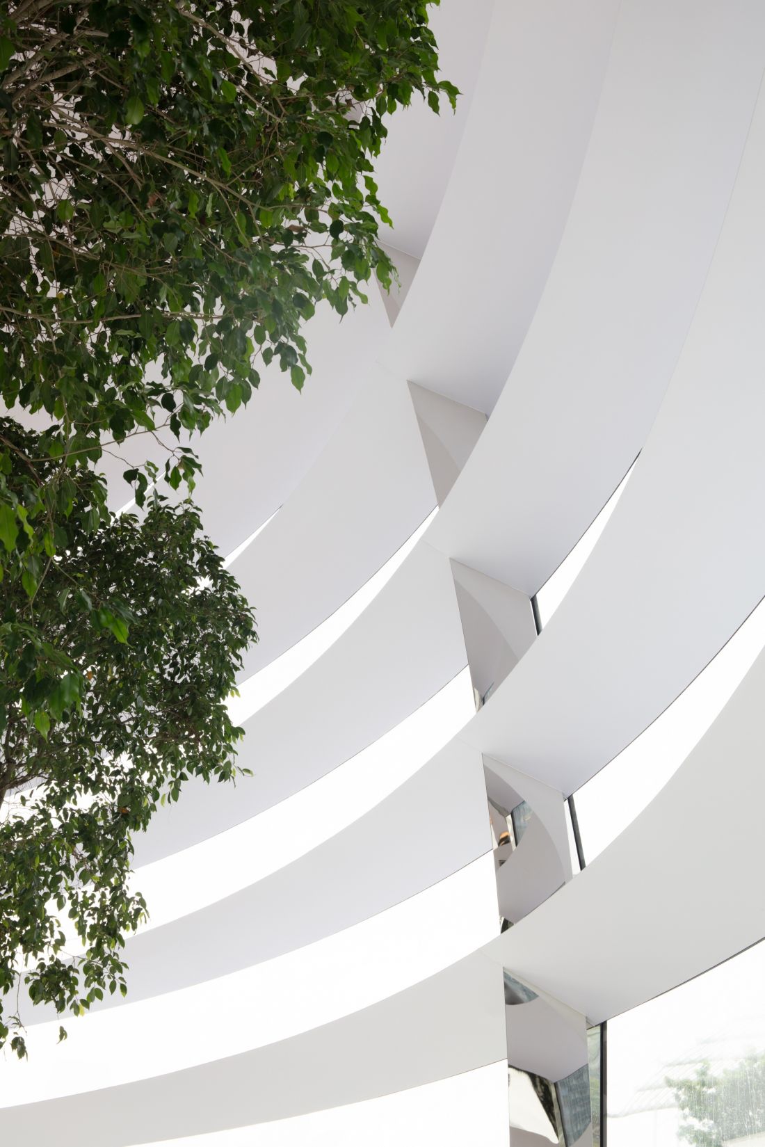 Sklep Apple na nabrzeżu Marina Bay w Singapurze - szklane elementy pełnią funkcję ochrony przed intensywnym nasłonecznieniem