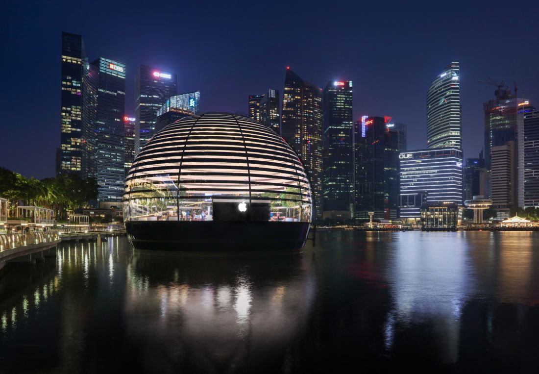 Sklep Apple na nabrzeżu Marina Bay w Singapurze nocą