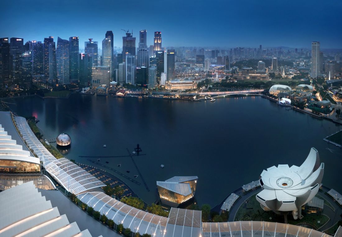 Panorama na Singapur i sklep Apple na nabrzeżu Marina Bay