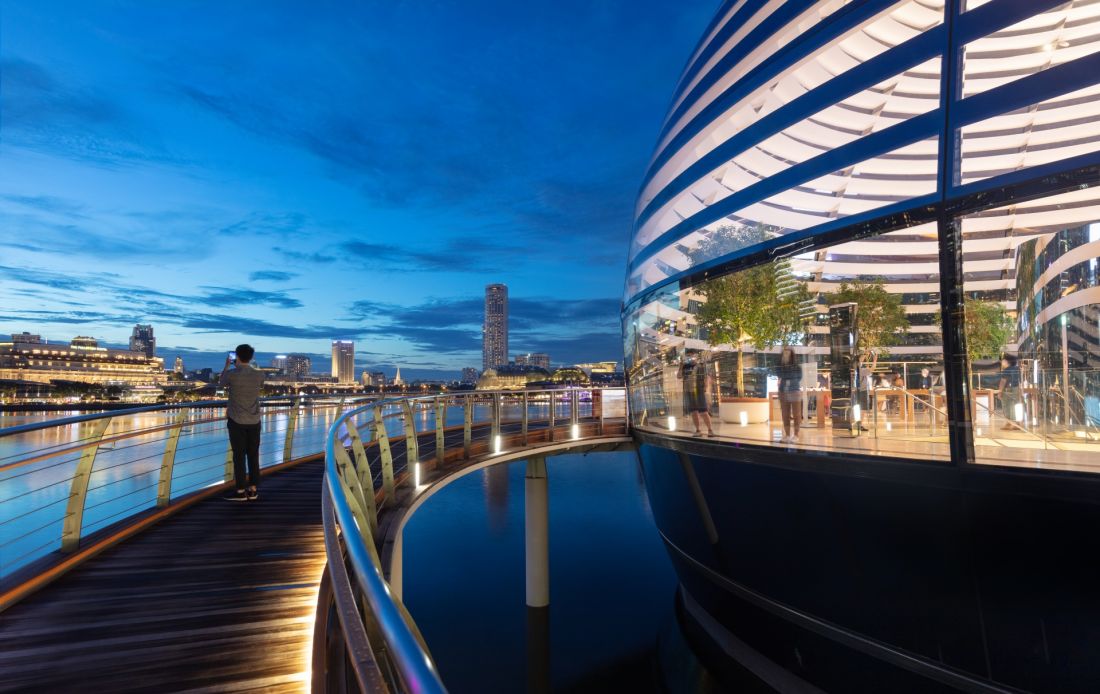 Sklep Apple na nabrzeżu Marina Bay w Singapurze - do wnętrza obiektu prowadzi rampa