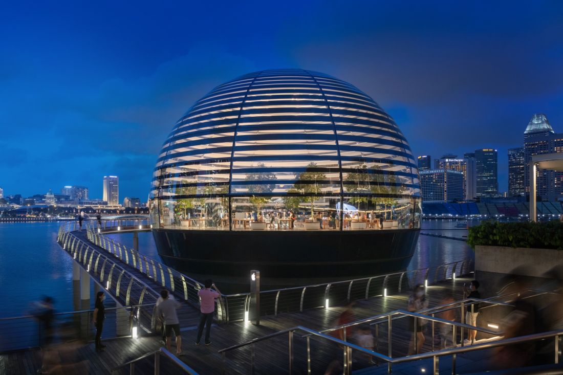 Sklep Apple na nabrzeżu Marina Bay w Singapurze żyje w symbiozie z otoczeniem\