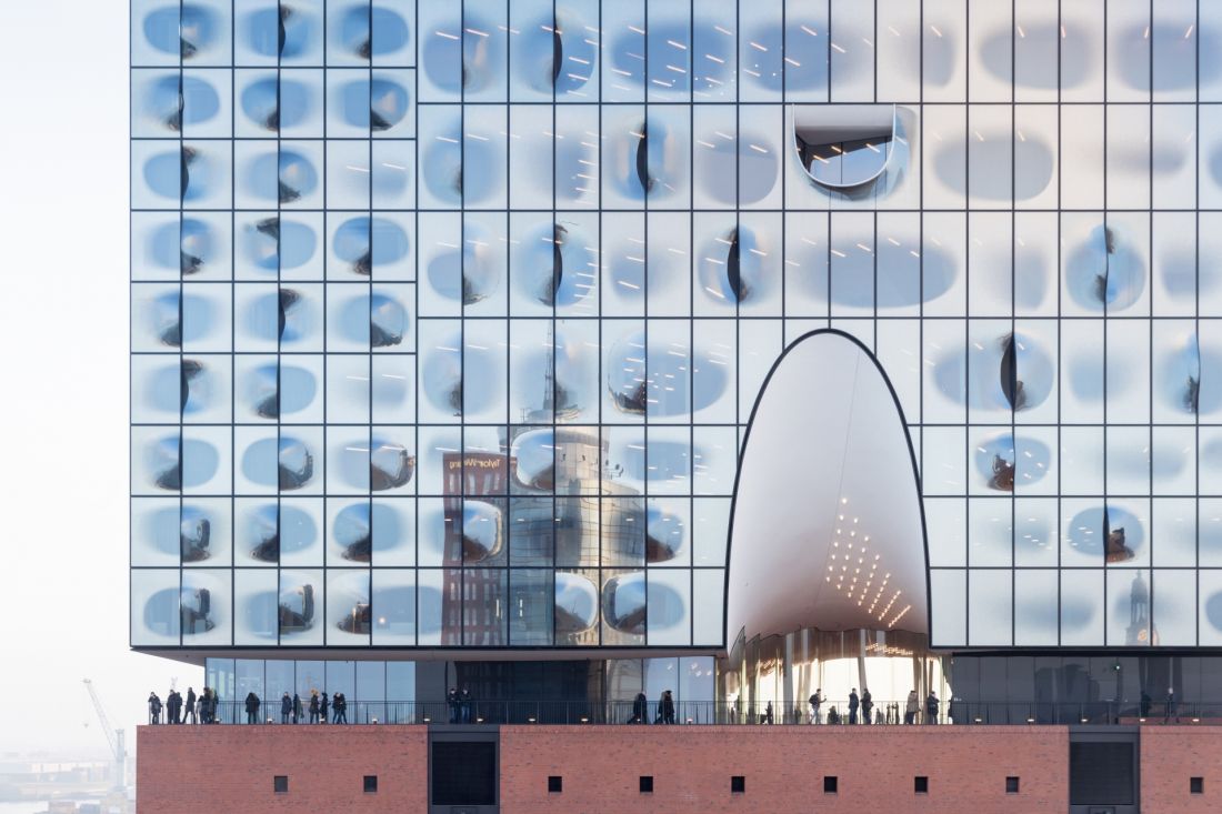 Elbphilharmonie w Hamburgu, Niemcy - zbliżenie na szklaną elewację budynku 