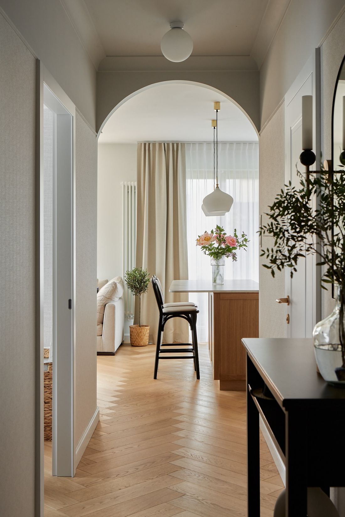 Styl mieszkania czerpie inspirację z amerykańskiego modern farmhouse