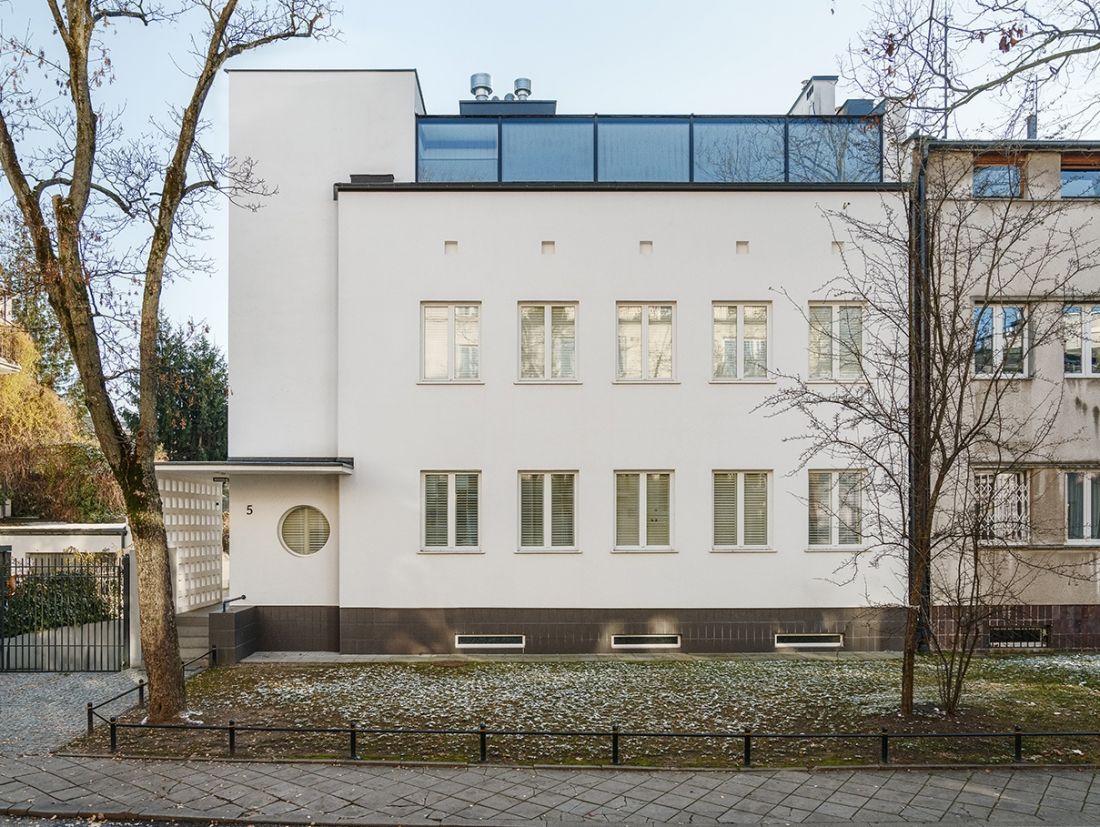 Od strony ulicy Lisa Kuli zaprojektowano nowoczesne poddasze w aluminiowo-szklanym systemie, które dodało bryle lekkości i elegancji