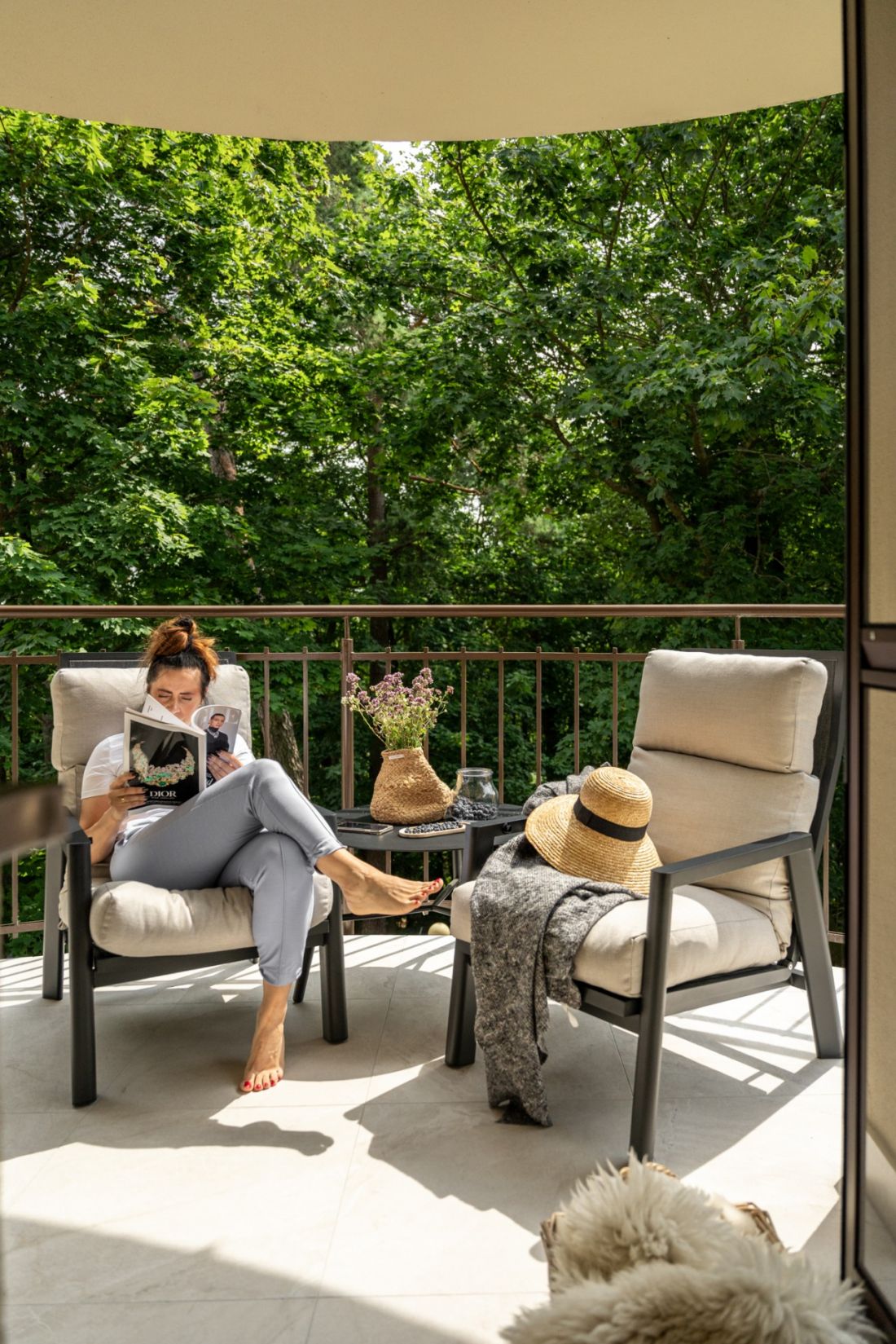 Przestronny balkon stał się miejscem relaksu