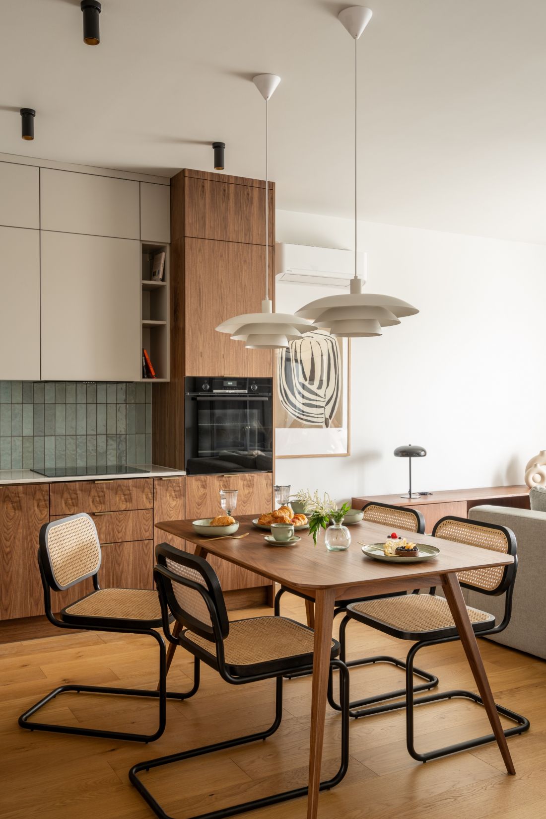 Apartament w stylu modern vintage we Wrocławiu pokazuje jak stonowane barwy, wyważone formy i starannie dobrane materiały mogą stworzyć przestrzeń zarówno funkcjonalną, jak i estetyczną 