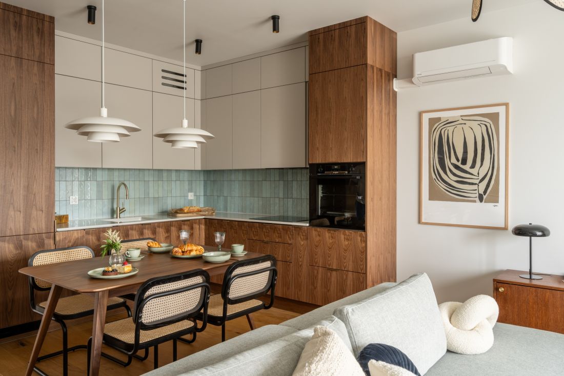 Apartament w stylu modern vintage we Wrocławiu. Mieszkanie obejmuje salon z aneksem kuchennym, trzy sypialnie, łazienkę, osobną toaletę i przestronny hol.