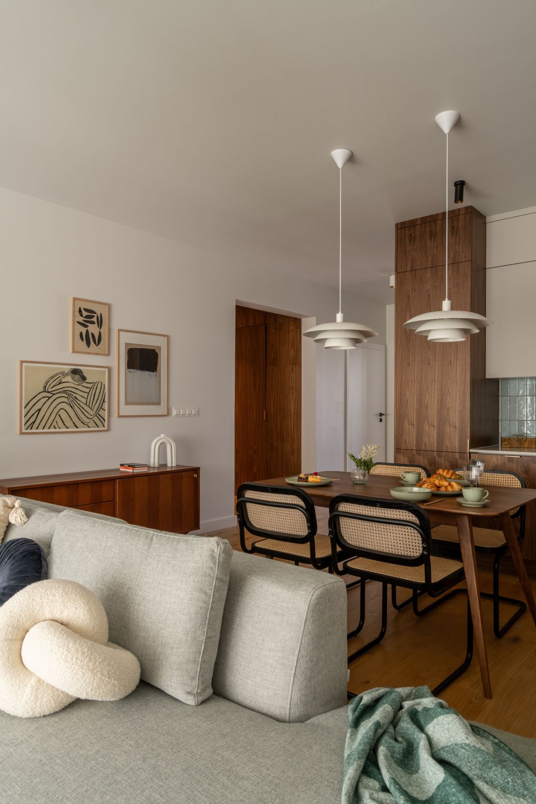Salon to serce apartamentu - otwarty na kuchnię, z wydzieloną strefą jadalnianą