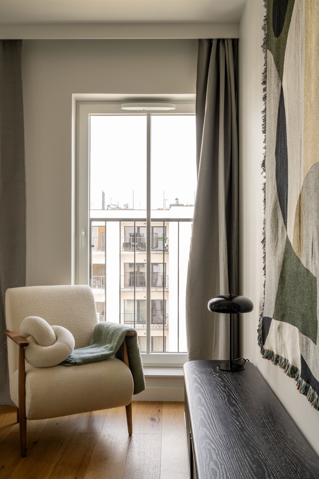 Apartament w stylu modern vintage we Wrocławiu łączy w sobie to, co najlepsze z różnych stylistyk - minimalizm, modernizm i retro