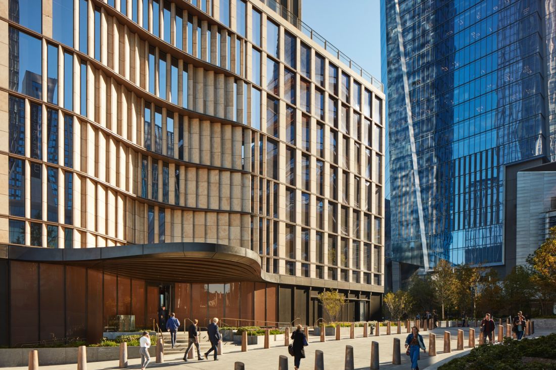 Wieżowiec 35 Hudson Yards w Nowym Jorku - przeszklona fasada maksymalizuje dostęp do światła dziennego