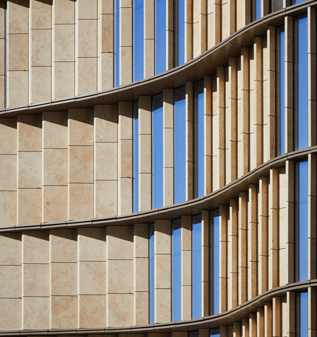 Wieżowiec 35 Hudson Yards w Nowym Jorku - elewacje wieżowca łączą szkło z pionowymi plisami wapienia.