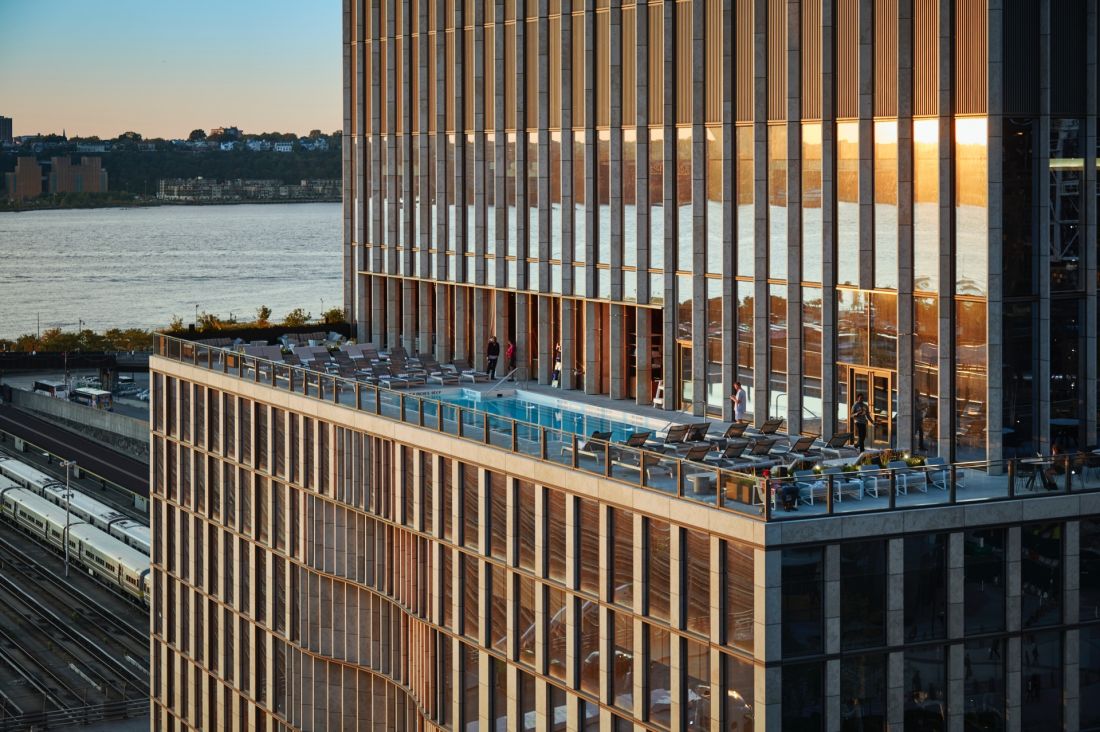 Wieżowiec 35 Hudson Yards w Nowym Jorku - tarasy, zmniejszające się i mnożące wraz z wysokością, przenoszą przestrzenie publiczne z poziomu ulicy na wyższe kondygnacje