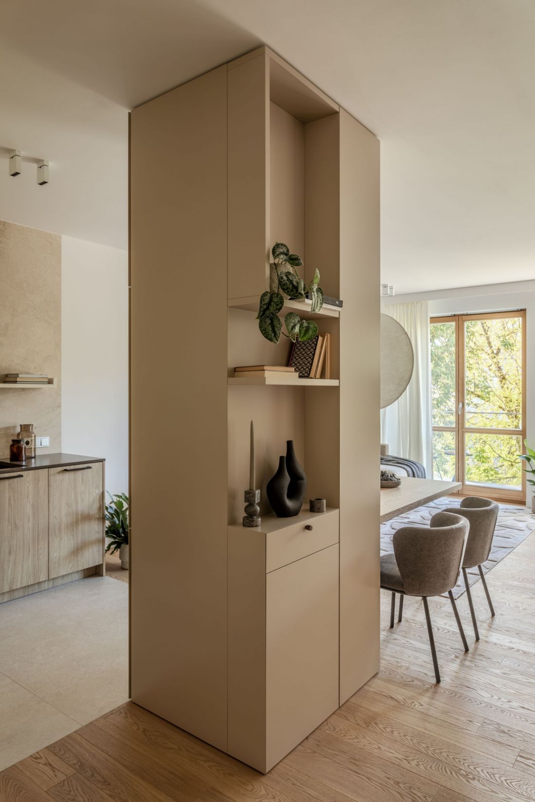 Apartament zaprojektowano w spójnej aranżacji w odcieniach bieli, beżu i taupe