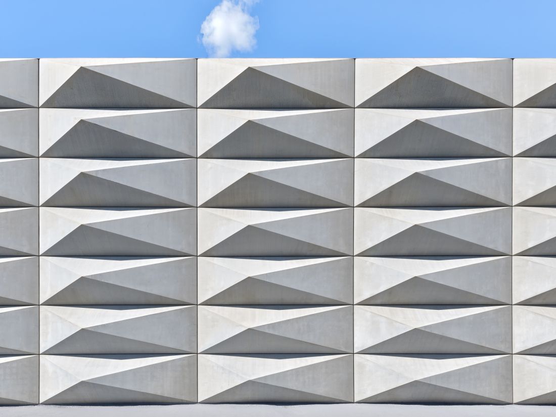 Teatro Borsoni, Brescia - elewacja teatru wyróżnia się geometrycznym wzorem złożonym z trójkątnych elementów przypominających ostrosłupy