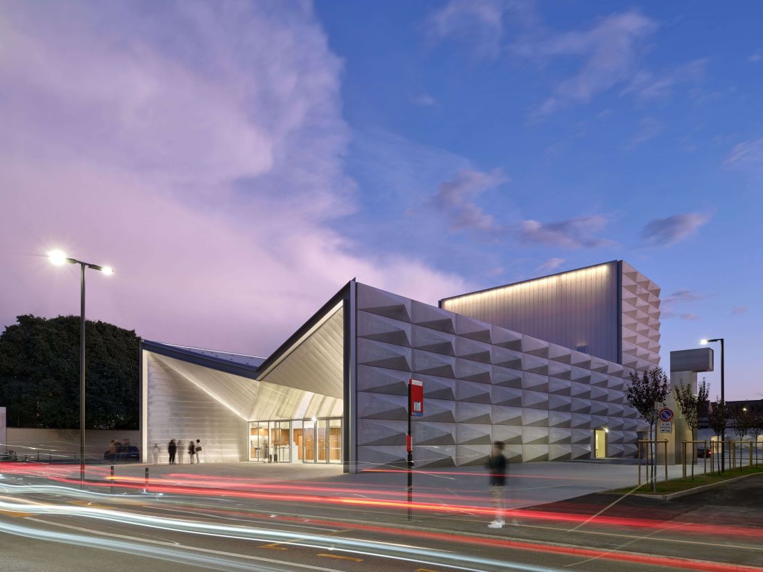 Teatro Borsoni, Brescia łączy betonową surowość z lekkością szkła i poliwęglanu