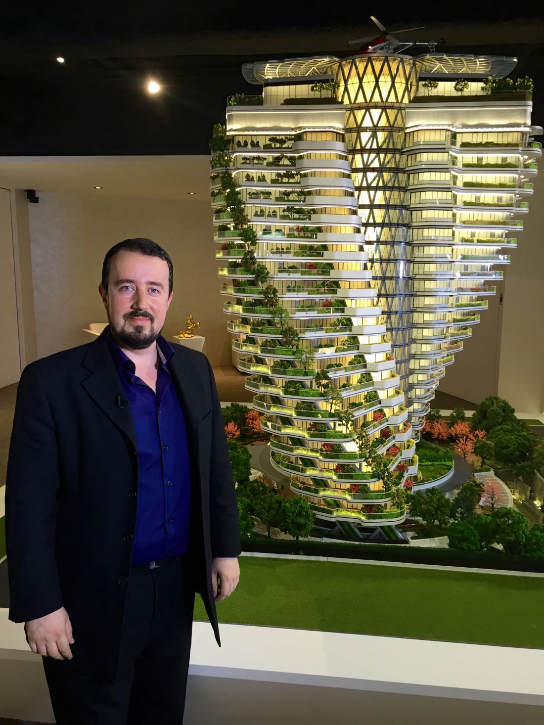 Architekt Vincent Callebaut przy modelu wieżowca Tao Zhu Yin Yuan