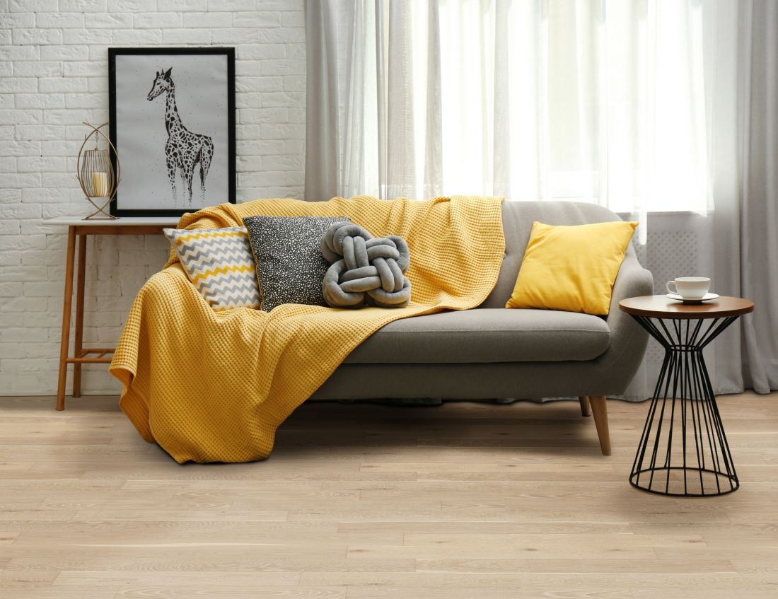 Hello Yellow, kolor roku 2025 Dulux, nawet w postaci drobnych akcentów doskonale wspólna z drewnianą podłogą Wanilia
