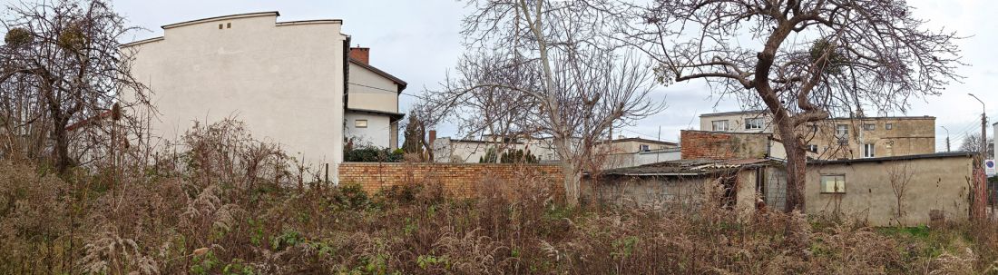 zdjęcie panoramiczne działki, na której ma stanąć budynek mieszkalny dla trzech rodzin z dostawnymi balkonami i ogrodem na dachu