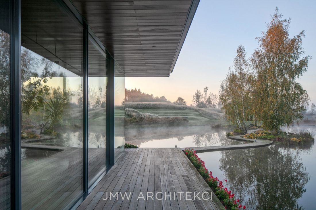 Lakefront Residence oraz pawilon Lakefront Pavilion pokazują, jak architektura może współistnieć z naturą, oferując jednocześnie wysoki komfort użytkowania