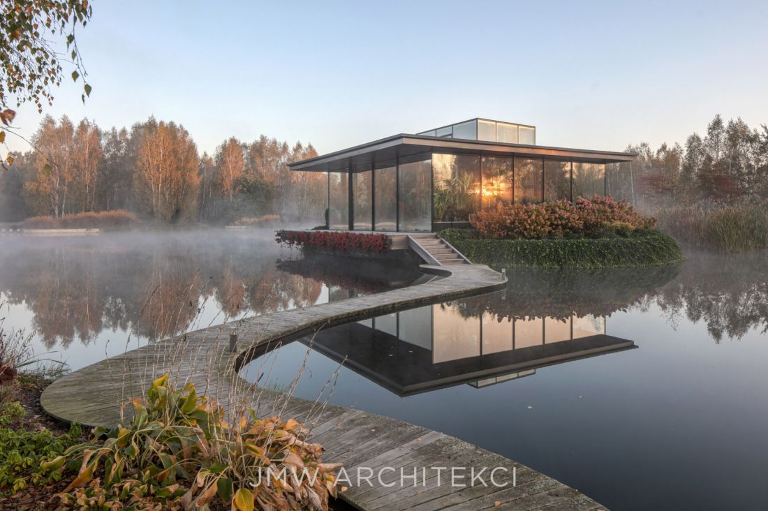 Lakefront Residence wraz z towarzyszącym jej szklanym pawilonem ogrodowym Lakefront Pavilion powstała na podmokłych terenach południowej Polski