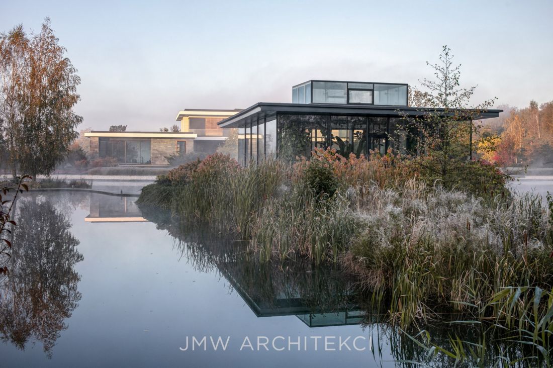 W Lakefront Residence zastosowano nowoczesne technologie, które wspierają ekologiczne użytkowanie budynku