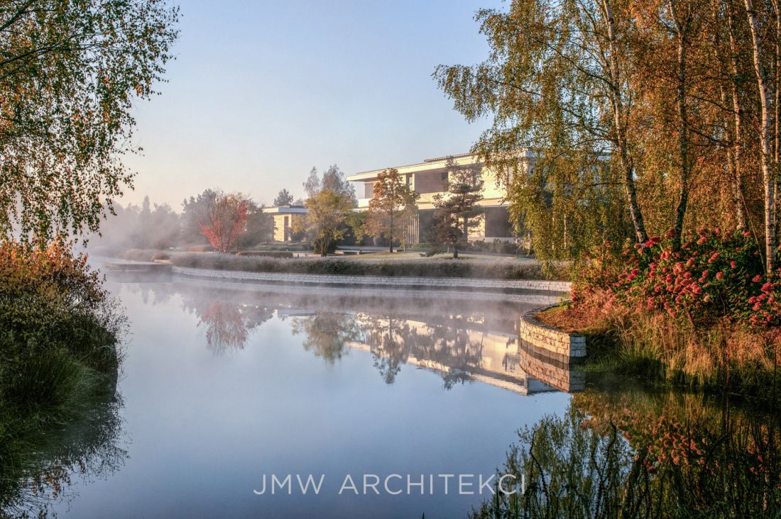 Lakefront Residence została otoczona trzema stawami - rybnym, kąpielowym i widokowym - oraz wzniesieniami, które współgrają z bryłą budynku, tworząc spójną całość z krajobrazem