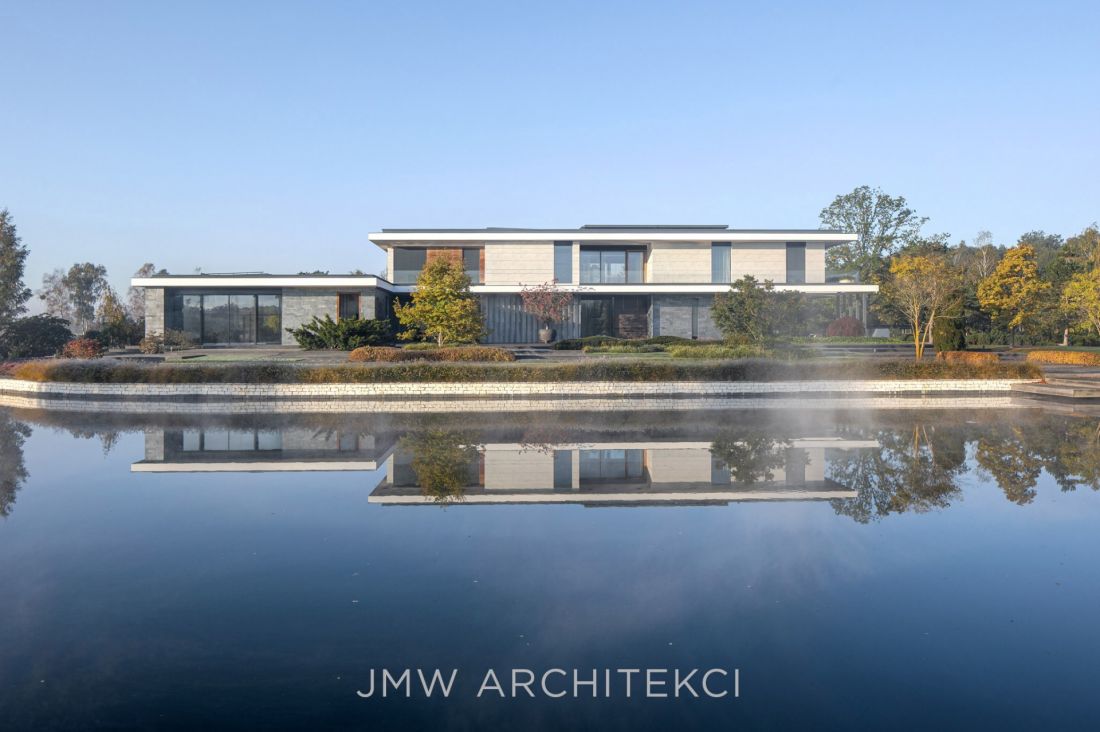 Lakefront Residence ma formę jednokondygnacyjnej, prostokątnej konstrukcji z płaskim dachem