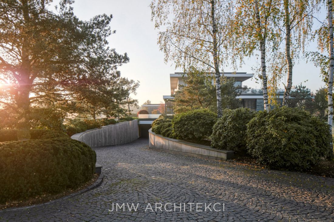 Zieleń wokół rezydencji zaprojektował Enzo Enea, specjalista w dziedzinie architektury krajobrazu